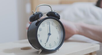 1. Alakíts ki napi rutint! Sokat tud segíteni, ha tudatosan alakítotok ki magatoknak napi vagy heti rutint. Fontos például, hogy kipihenten keljetek fel reggelente. Ehhez időben le kell feküdni. Lefekvés előtt egy órával már ne vegyétek elő a mobilt!  -1