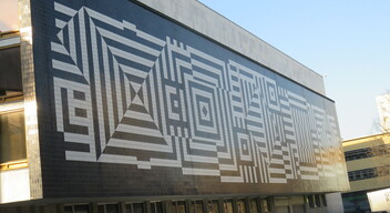 Victor Vasarely mozaikjai a győri színház épületén-1
