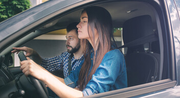 Ehhez kapcsolódóan az autók esetében javasolják egy tanuló jogosítvány bevezetését is, amely 17 éves kortól lenne elérhető, így vezetni készülők tapasztalt sofőrök mellett vezethetnének és tanulnának.-2