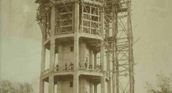 Egy különleges kép a révfalui víztorony építéséről 1906 és 1909 között. Kép: Régi Győr-3