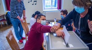 A látássérült választópolgárok Braille-írással ellátott szavazósablont vehetnek igénybe a voksoláson annak érdekében, hogy önállóan adhassák le szavazatukat. Az NVI összesítése szerint 250 választópolgár igényelt ilyen sablont. A Braille-szavazósablon olyan, kartonból készített tasak, amely a szavazólap szövegét tartalmazza, és azokon a helyeken, ahol a szavazólapon a szavazásra szolgáló körök vannak, ki van vágva – MTI/Balogh Zoltán -4