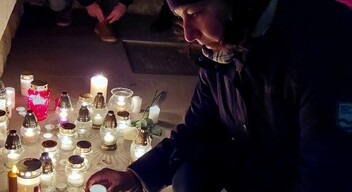 Gyertyagyújtással és könnyekkel emlékeztek a Prohászka-iskola tragikusan elhunyt igazgatójár-4