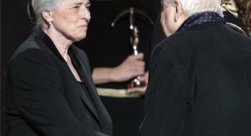 Dobai Péter költő, író, dramaturg felesége, Máté Mária átveszi a magyar irodalom kategóriában férjének odaítélt díjat -2