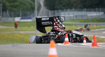 Az Arrabona Racing Team autóját az a SZEngine-22 motor hajtja, amely háromszor is a leghatékonyabbak egyike volt az idei Formula Student szezonban, a belsőégésű kategóriában. -4