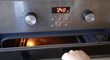 Ipari sütő híján 240 fokos grill fokozatra tettük a sütőt. Lesz, ami lesz.-3