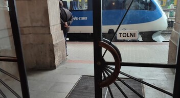 Behúz a szél egy fokban a győri vasútállomás várójába -3