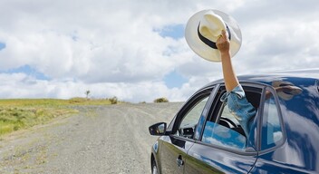 1. Szellőztetés hiánya. Elóször szellőztessük ki a kocsit: lassan induljunk el, engedjük le valamennyi ablakot, és hagyjuk, hogy a menetszél átfújja az autó. Ha ez megtörtént, húzzuk fel az ablakokat, és csak ezt követően kapcsoljuk be a klímát. A keringtetést állítsuk belső állásba, és húzzuk fel az ablakokat!  -1