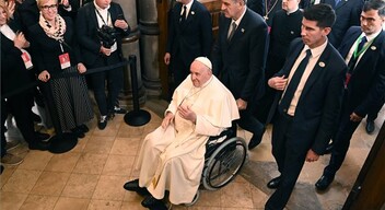 Pápalátogatás: Vak gyerekekkel, menekültekkel, szegényekkel és fiatalokkal találkozik Ferenc pápa-1