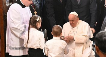 Pápalátogatás: Vak gyerekekkel, menekültekkel, szegényekkel és fiatalokkal találkozik Ferenc pápa-2