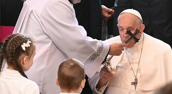 Pápalátogatás: Vak gyerekekkel, menekültekkel, szegényekkel és fiatalokkal találkozik Ferenc pápa-3