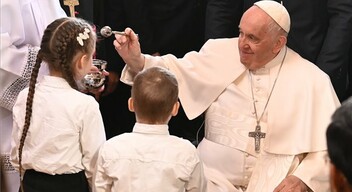 Pápalátogatás: Vak gyerekekkel, menekültekkel, szegényekkel és fiatalokkal találkozik Ferenc pápa-4