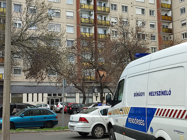 Kizuhant egy nő Győrben a tizedik emeletről, egy férfit előállítottak