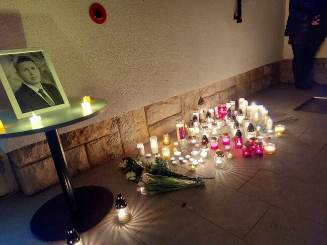 Gyertyagyújtással és könnyekkel emlékeztek a Prohászka-iskola tragikusan elhunyt igazgatójára (GALÉRIA)