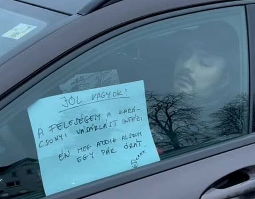autóban alvó férfi