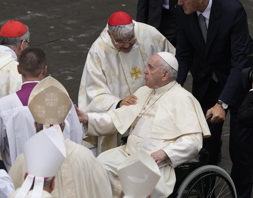Ferenc pápa bíborosok között