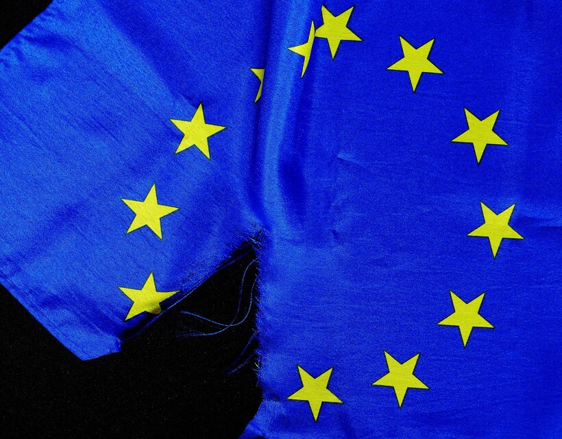 uniós zászló elszakadva
