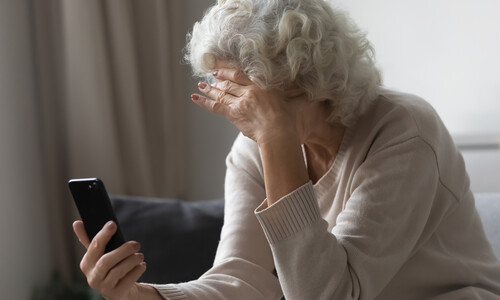 idős nő telefonnal