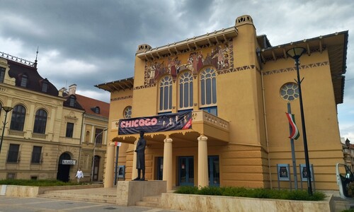 színház