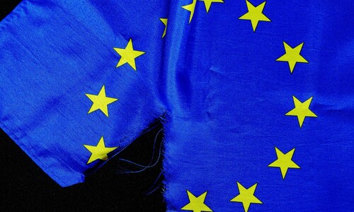 uniós zászló elszakadva