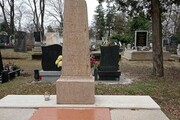 Az ő sírja is védett: Szuper Károly földi maradványait a Kerepesi úti temetőből hozták át. Ő sem közkatonaként lett ismert, hanem mint Petőfi Sándor színésztársa, aki a költőt a társulatnak ajánlotta, később pedig színigazgató lett. Élt: 1821-1892. -6