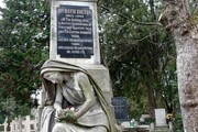 Ráth Károly hadnagy családi sírboltja, a szép egyedi szobor Kelemen Márton alkotása. A sír védett. -9