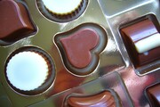 Csokoládé. Egy doboz minőségi csokoládé édes és kényeztető ajándék lehet nőnapra is. -10