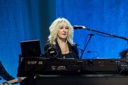 Christine McVie billentyűs, énekes, a Fleetwood Mac tagja (79). A Fleetwood Mac angol-amerikai együttes 1967-ben alakult Londonban. Az 1970-es évek elejéig bluest játszott, ezt követően pedig country-rockot. 1977-ben adták ki a talán leghíresebb albumokat, a Rumours-t, mely Grammy-díjat nyert az év albuma kategóriában. (Fotó: Wikipedia/Raph) -11