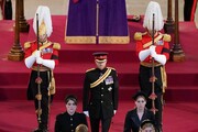 Erzsébet királynő unokái, felülről Harry Sussex hercege, Eugenie hercegnő és Beatrice hercegnő, Lady Louise Windsor és James, Severn vikomt, Peter Phillips és Zara Tindall a Westminster Hallban-2