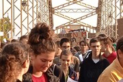 Félezer diák foglalta el a révfalui hidat -1