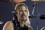 Taylor Hawkins, a Foo Fighters dobosa (50). Sokoldalú zenész, kiváló dobos volt. Egy érdekesség: 2012-ben a Kennedy Center díjátadóján ő énekelte a Led Zeppelin Rock and Roll című dalát, a dobon a Foo Fighters frontembere, Dave Grohl játszott, aki korábban a Nirvana-ban dobolt. (Fotó: Wikipedia/Raphael Pour-Hashemi)-2