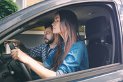 Ehhez kapcsolódóan az autók esetében javasolják egy tanuló jogosítvány bevezetését is, amely 17 éves kortól lenne elérhető, így vezetni készülők tapasztalt sofőrök mellett vezethetnének és tanulnának.-2