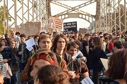 Félezer diák foglalta el a révfalui hidat -3