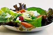 Készíts hűsítő ételeket! Fogyassz friss salátákat, hideg leveseket vagy gyümölcsös ételeket, amelyek segítenek lehűteni a testet.-4