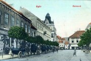 Fiákerek sorakoznak a Baross úton ezen az 1905-ös képeslapon. Kép: Régi Győr-5