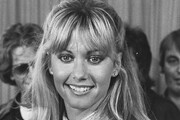 Olivia Newton-John brit-ausztrál énekesnő-színésznő (73). Walesi és német származású, brit születésű, Ausztráliában nevelkedett, évtizedeken át az Egyesült Államokban élt, önmagát ausztrálnak vallotta. Négyszeres Grammy-díjas, legismertebb filmszerepe Sandy Olsson a Grease-ben. -7