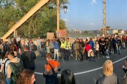 Félezer diák foglalta el a révfalui hidat -6