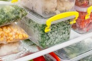 A legtöbb élelmiszer esetében a fagyasztás a legjobb tartósítási mód. A lefagyasztandó ételeket adagonként, felcímkézve csomagoljuk el, így elkerülhetjük, hogy a szükségesnél nagyobb mennyiséget kelljen kiolvasztani.-7