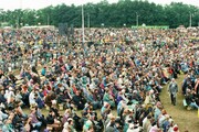 Győrben soha nem látott tömeg gyűlt össze a mise helyszínén, ahol szeptember 7-én fél 10 jelent meg a pápa. Kép: Régi Győr/Népszava-sajtófotó -8
