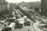 A tanácsháza mellett, a híd lábánál álltak meg a helyközi, távolsági buszok 1965-ig. 1963 körüli fotó. Kép: Régi Győr-9