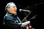 Jerry Lee Lewis amerikai rock and roll- és country-énekes, zongorista (87).  Beceneve a „Killer”(Gyilkos), melyet egyedi zongorajátékával érdemelt ki. Egyediségéhez őrült színpadi produkciója is hozzájárult, melyben gyakran táncolva játszott, a zongorára ugrott, vagy éppen felgyújtotta azt. A Rolling Stone Magazin 24. helyre rangsorolta az énekest a Minden Idők 100 Legnagyobb Művésze listán. (Fotó: Wikipedia/Silvio Tanaka) -9