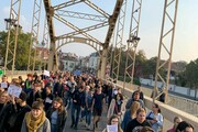 Félezer diák foglalta el a révfalui hidat -8