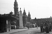 1955-ben még állt a vörös csillagos szovjet emlékmű és ez a régi benzinkút is. Kép: Régi Győr-10