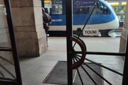 Behúz a szél egy fokban a győri vasútállomás várójába -3
